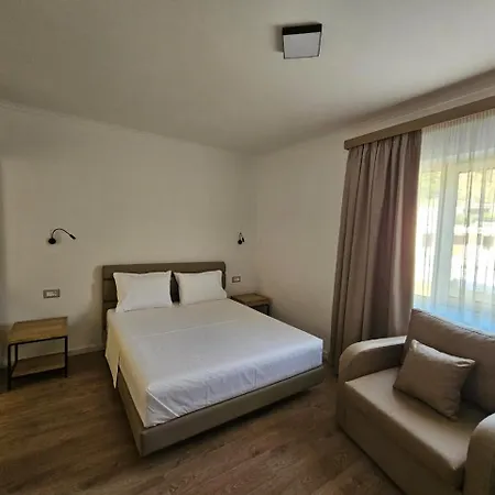 Petro Hotel *