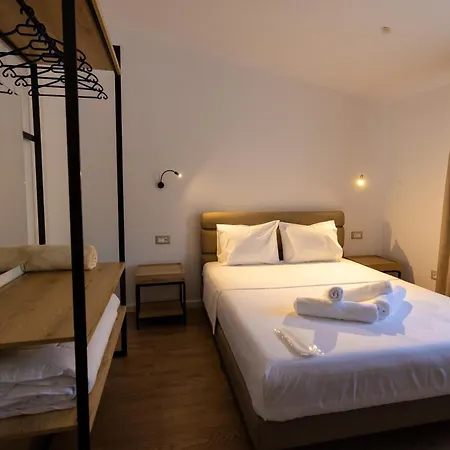 Petro Hotel *