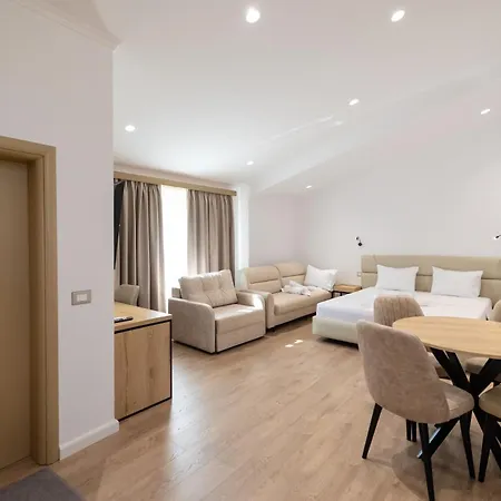 Petro Hotel *